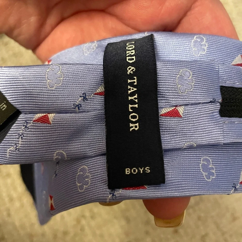 Boys’ Lord & Taylor Light Blue Silk Tie with Red Kite Pattern, EUC